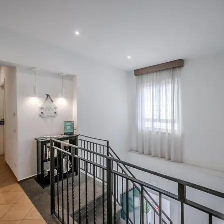 Hotiday Collection - Residenza Scarlatti 2* Νάπολη